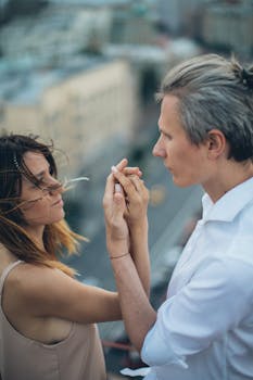 一对年轻夫妇手牵着手站在屋顶上，凝视着彼此的眼睛，爱意与温柔尽显