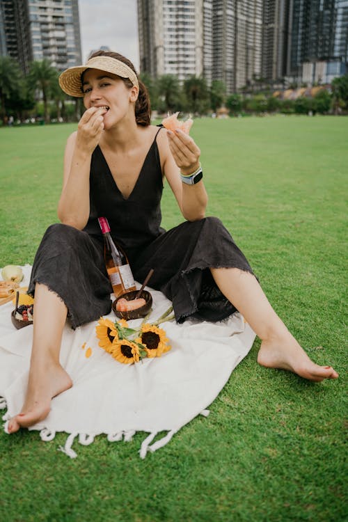 Wanita Berbaju Hitam Duduk Di Lapangan Rumput Hijau