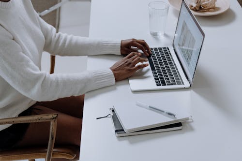 Photos gratuites de afro-américain, anonyme, appareil électronique