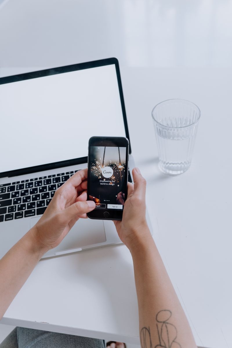 Smartphone che mostra l'app aggregatore notizie