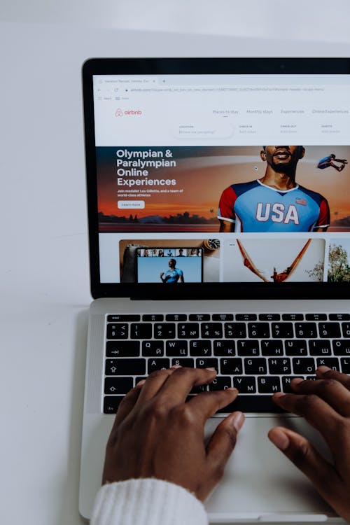 Afrikalı Amerikalı, ağ, airbnb içeren Ücretsiz stok fotoğraf