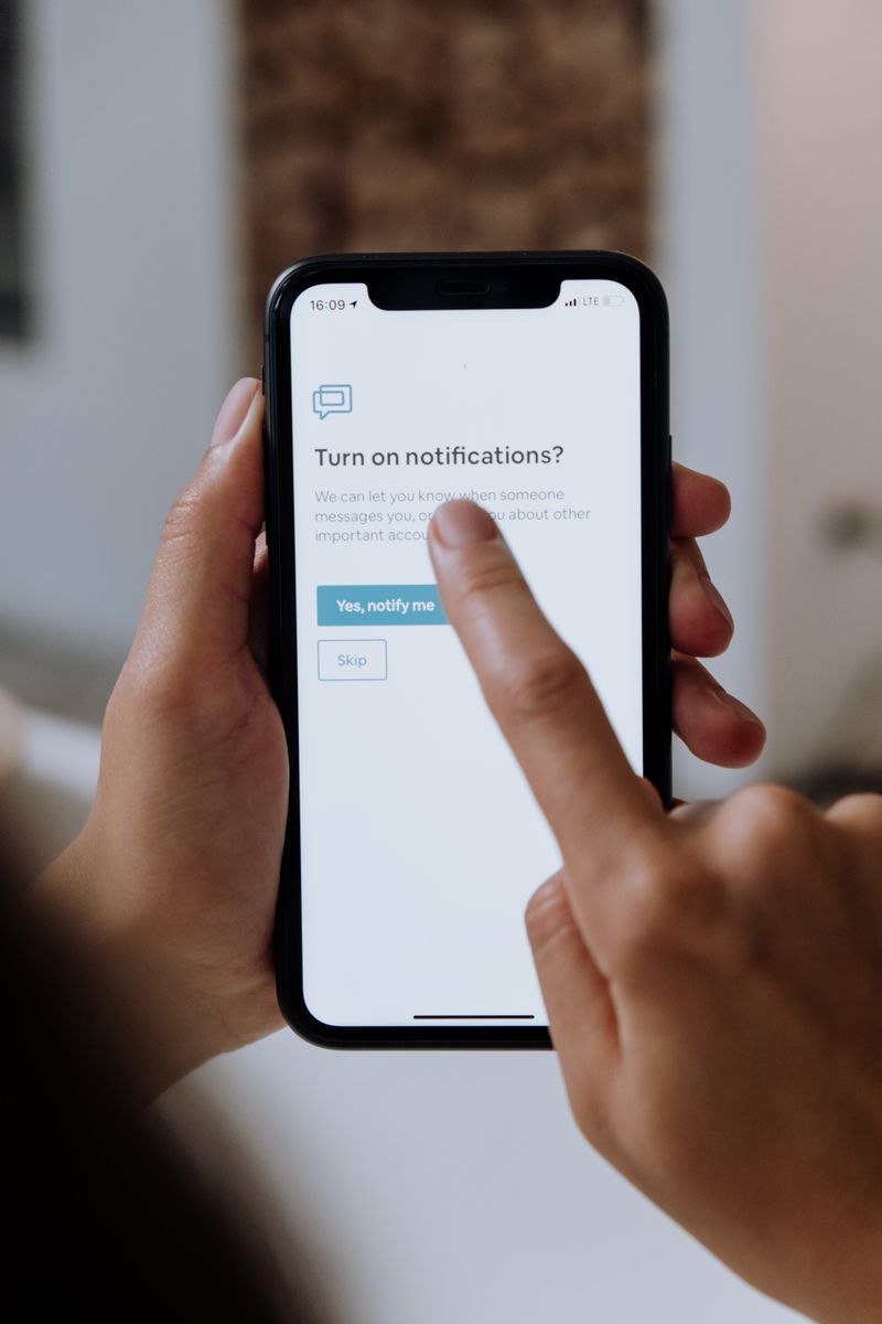 Persona che usa un'app di cashback sullo smartphone