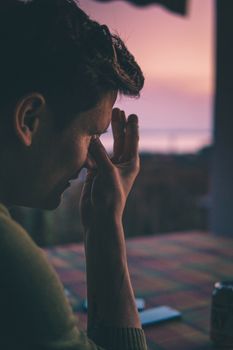 在斯洛文尼亚波托罗夫，日落时分，一名男子的倒影侧面图