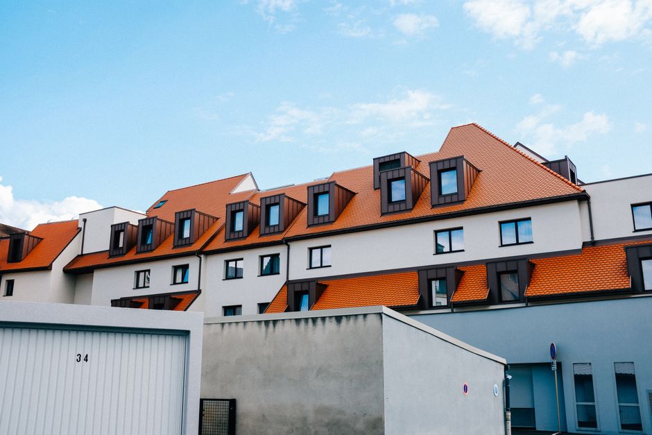 Montaż izolacji wełną mineralną w połaci dachu nad poddaszem