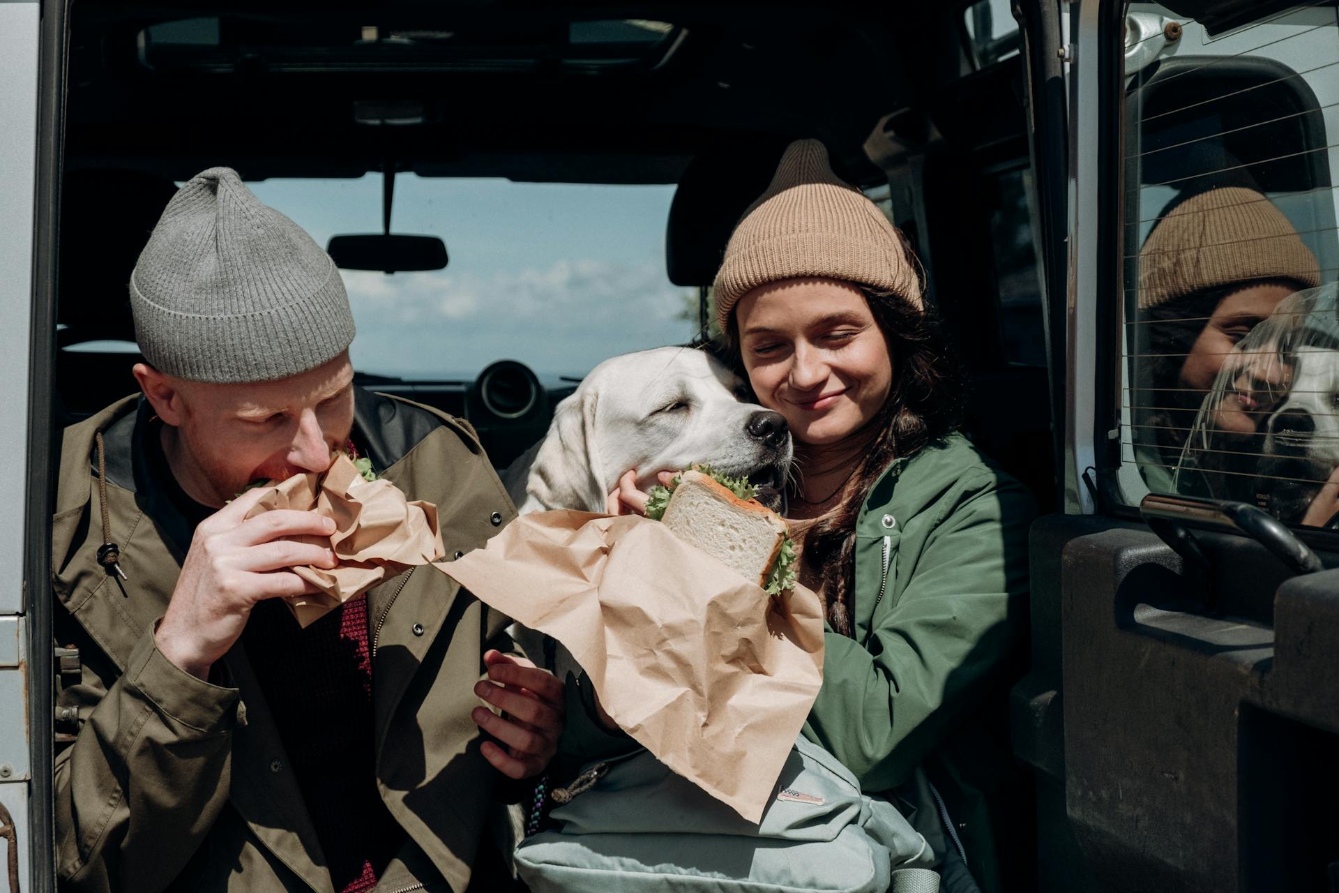 Un couple avec son chien