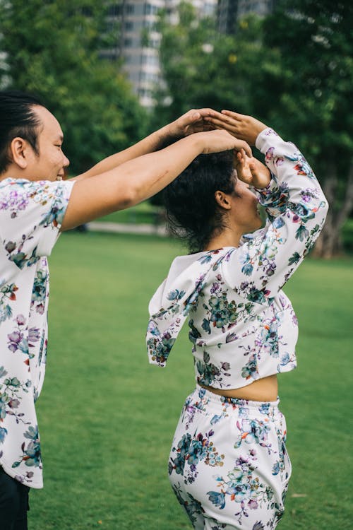 公園で踊るカップル