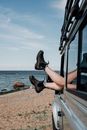 把腿伸出车窗，捕捉海滩上无忧无虑的夏季氛围