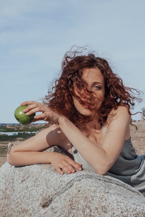 Free Woman Holding a Green Apple Stock Photo