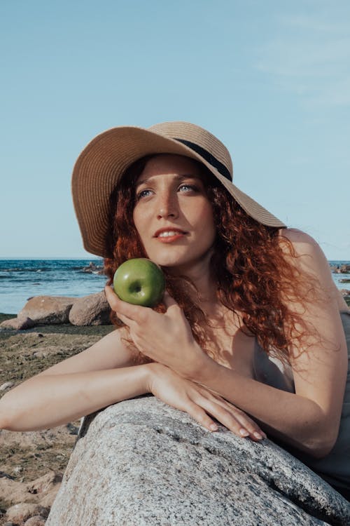 Sahilde Yeşil Elma Tutan Bir Kadının Portresi