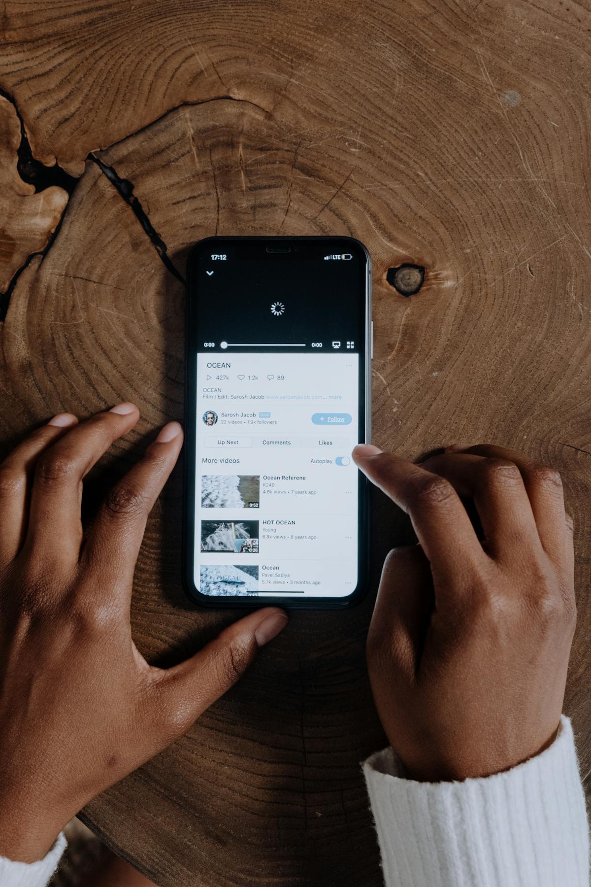 Schermo di smartphone che mostra un indicatore di caricamento circolare per video