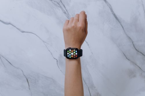 Free A modern smartwatch displayed on a marble background, highlighting digital technology. Stock Photo