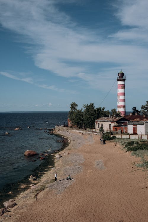 Biało Czerwona Latarnia Morska W Pobliżu Zbiornika Wodnego