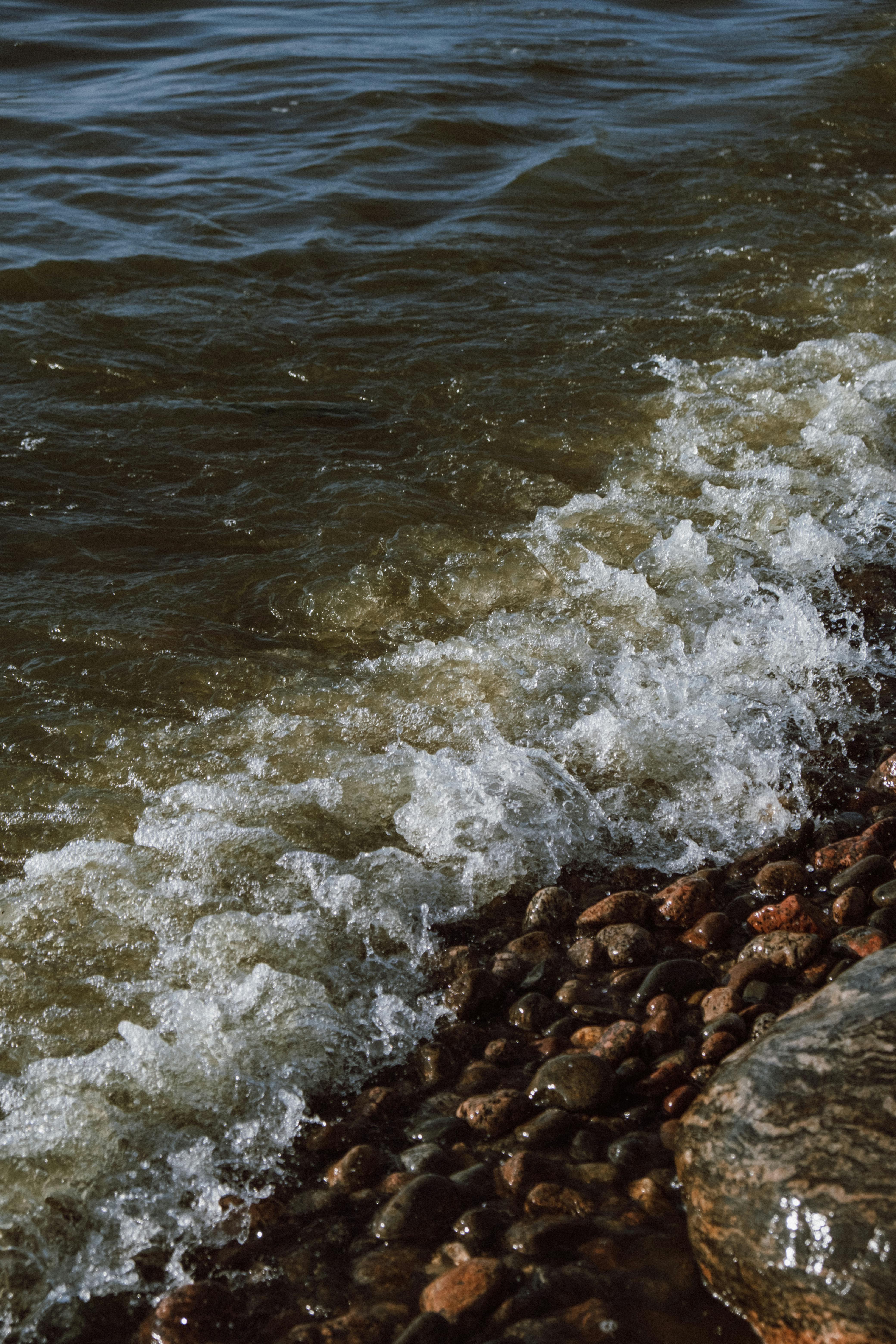 海浪无情地冲击着岩石海岸，展现出自然的力量