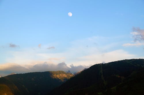 Free stock photo of cielo di sera, cima della montagna, luna