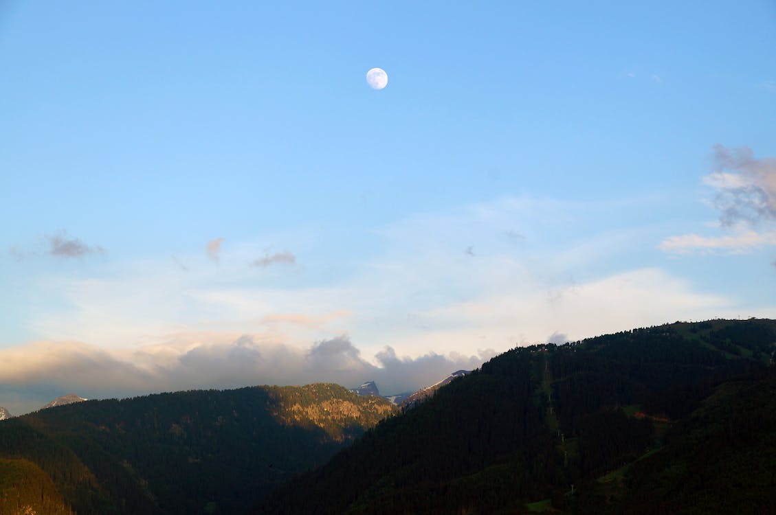 Free stock photo of cielo di sera, cima della montagna, luna