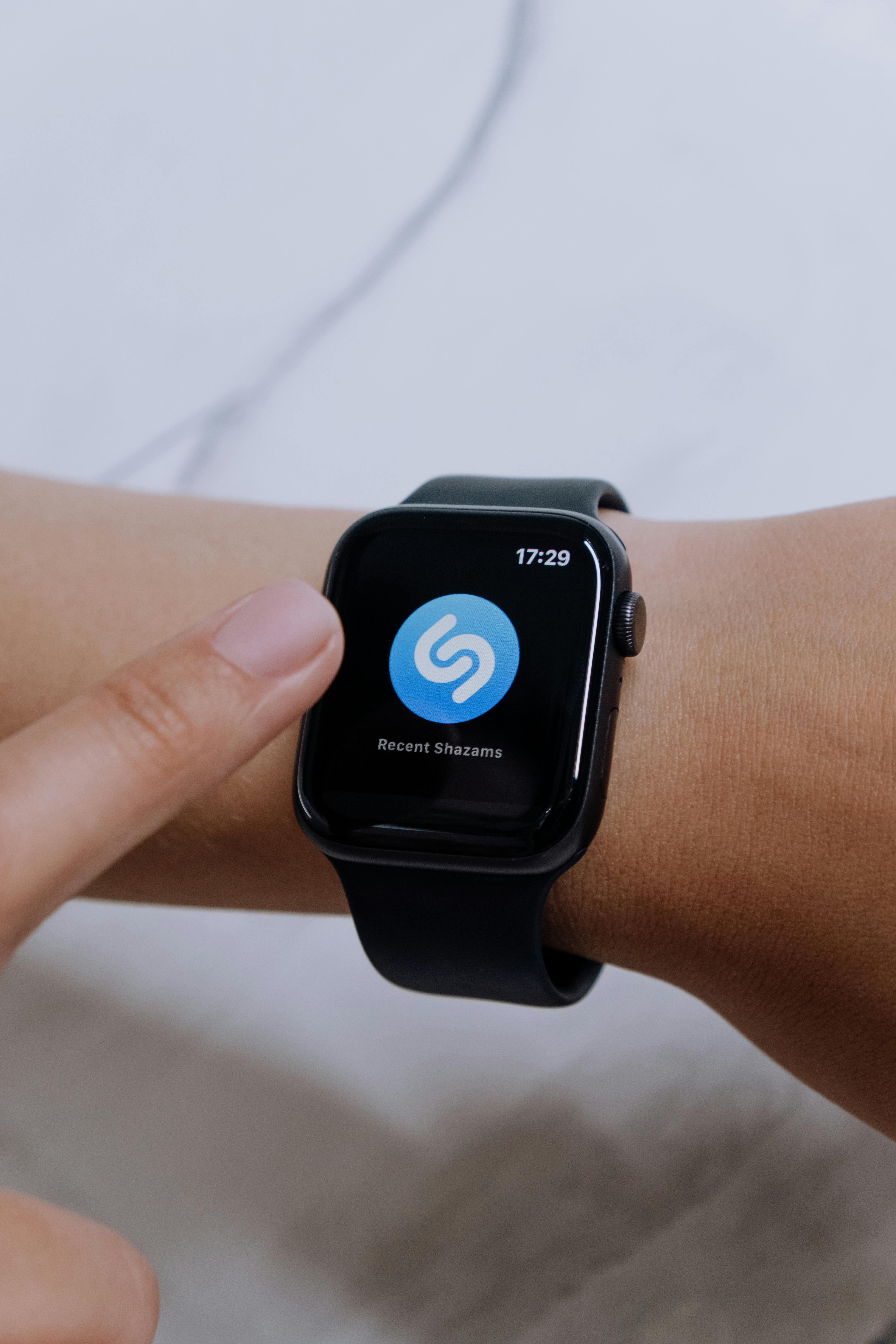 Man Hand with Apple Watch Series 4 Music Service Shazam Editorial Image -  Image of itunes, display: 140100405