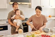 亚洲父母在厨房里带着幼儿一起做饭，共享亲子时光