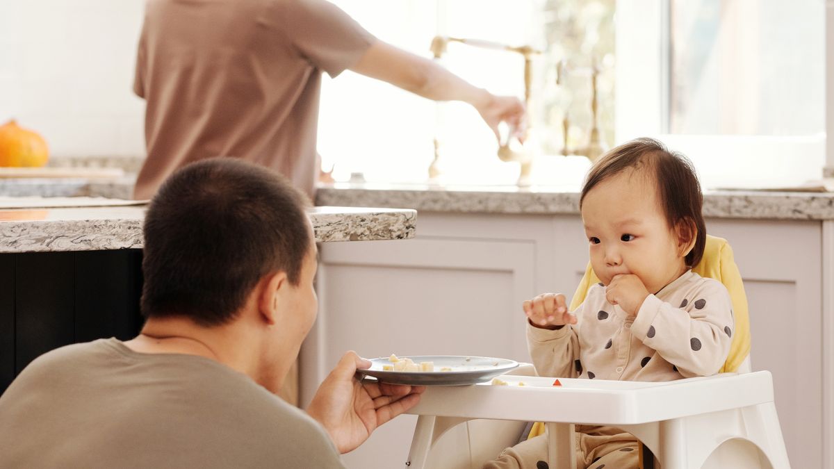 Bébé 1 an qui refuse de manger en vacances - illustration