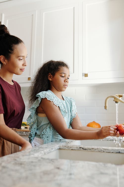 Gratis lagerfoto af æble, afroamerikanske folk, håndvask