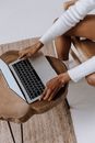 一名女性在室内使用笔记本电脑打字的特写镜头，重点展现科技与现代生活方式