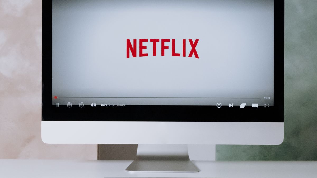 Box internet, smartphone et ordinateur sur un bureau