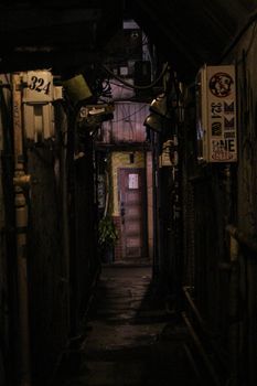 探索新宿一条黑暗狭窄小巷的怪异氛围，这是完美的城市神秘背景