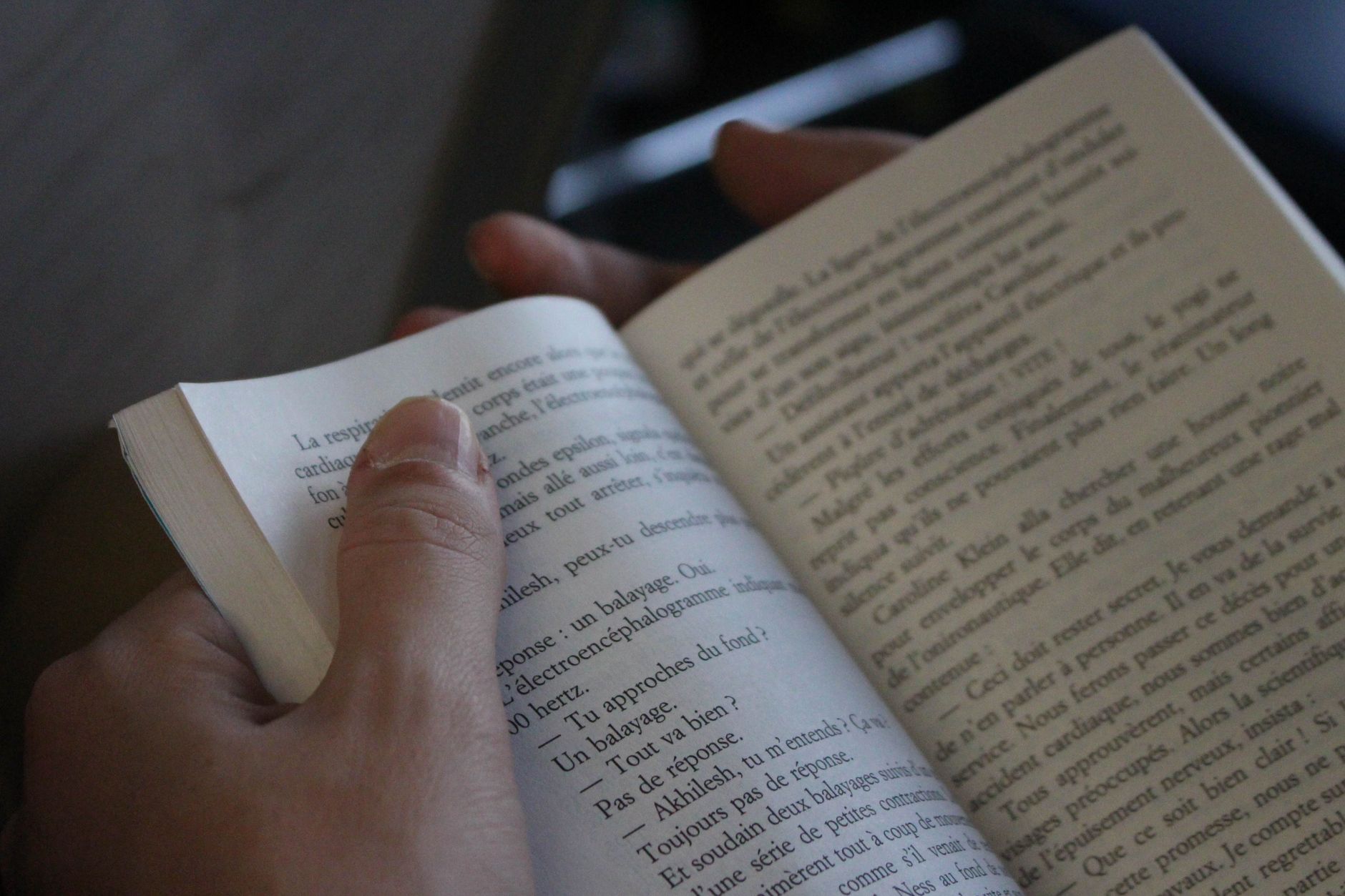 หนังสือ The Interpretation of Cultures เปิดหน้าบทความ Deep Play บนโต๊ะไม้ข้างสมุดบันทึก