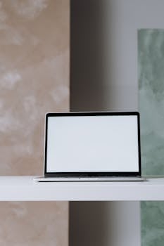 现代笔记本电脑模型简约地置于办公桌上，非常适合数字演示
