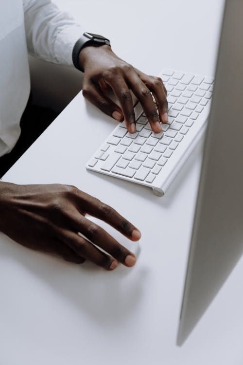 Gratis stockfoto met Afro-Amerikaans, anoniem, apple keyboard