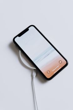 这款时尚的智能手机无线充电器，以极简主义设计展现了现代技术