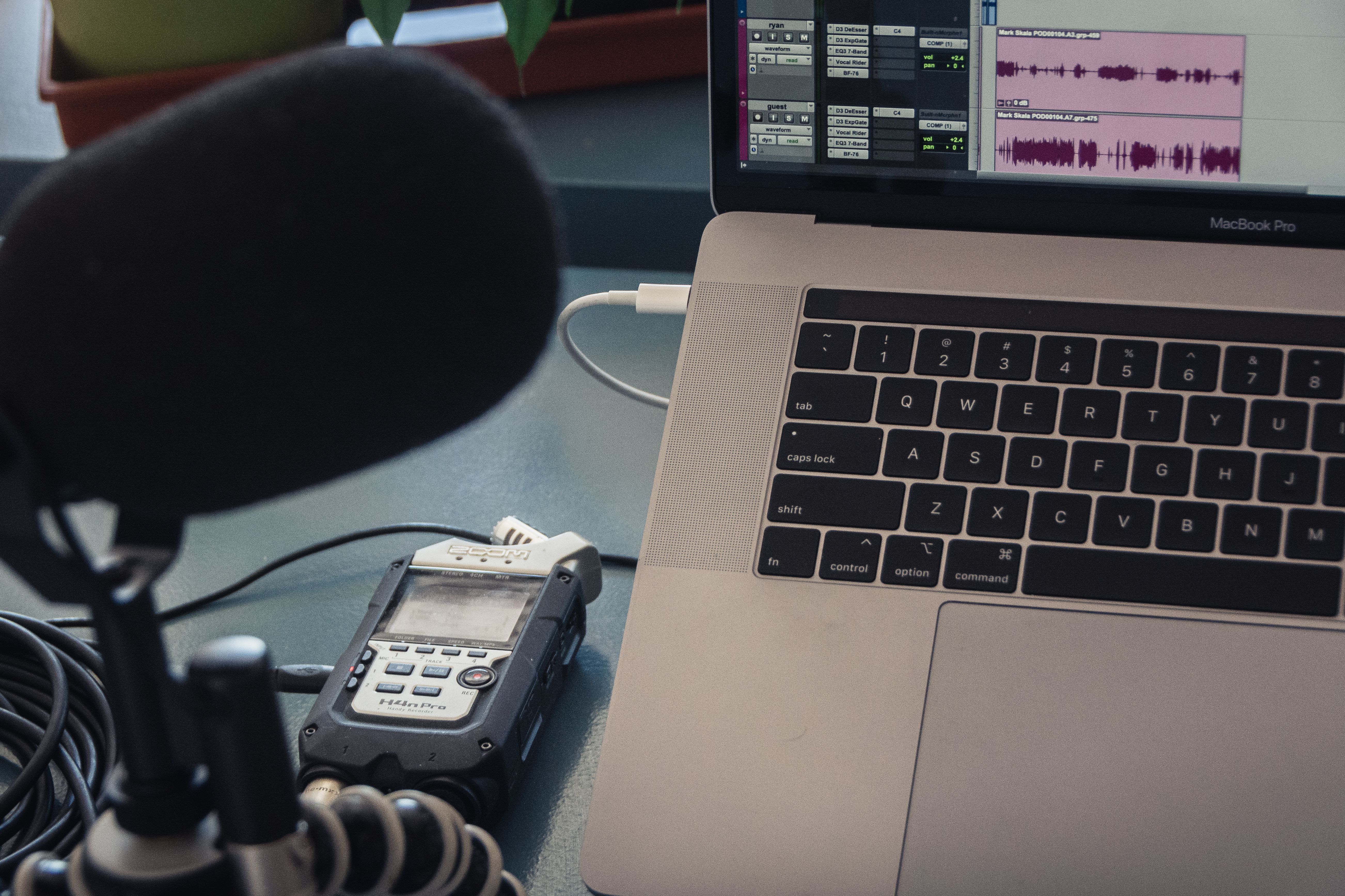 Podcast recording microphone in studio for backlink outreach