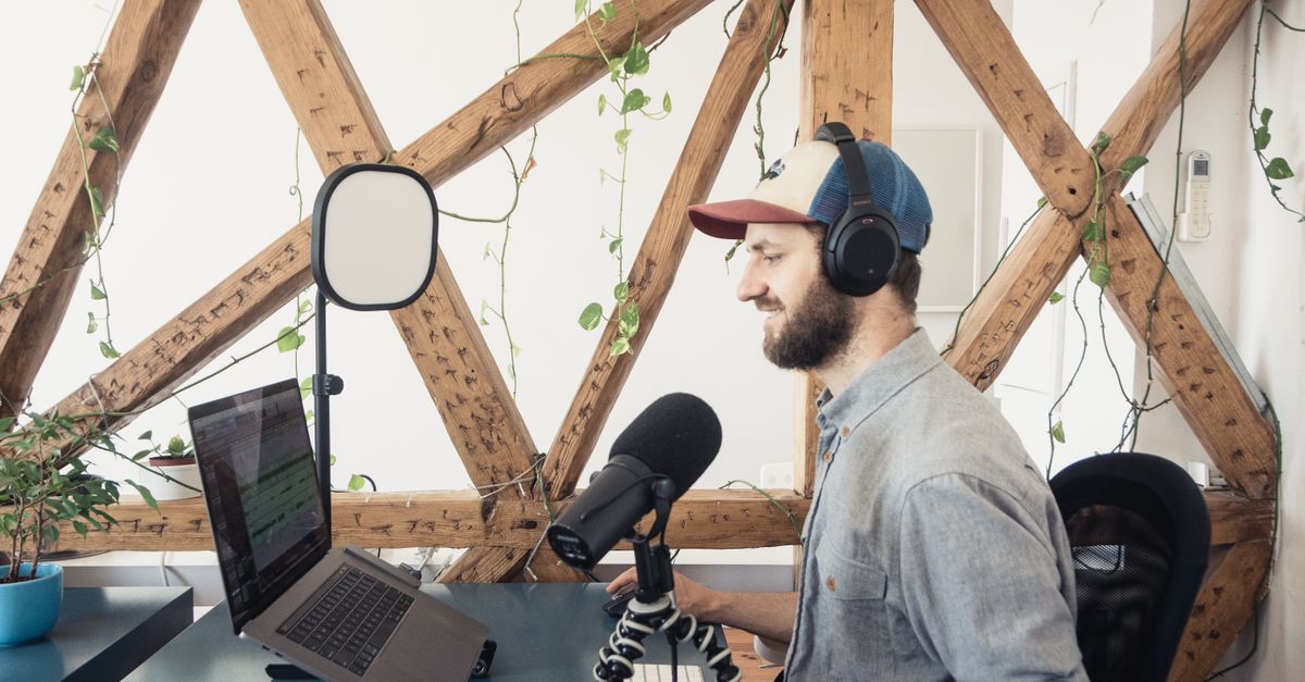 搭建步骤:从零开始组装你的工作室 - podcast studio setup