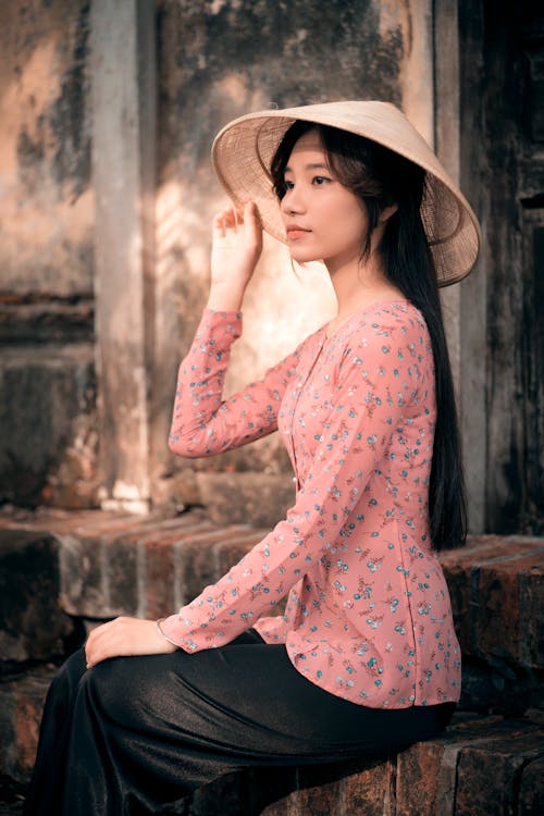 Free Elegant Asian woman sitting on street Stock Photo