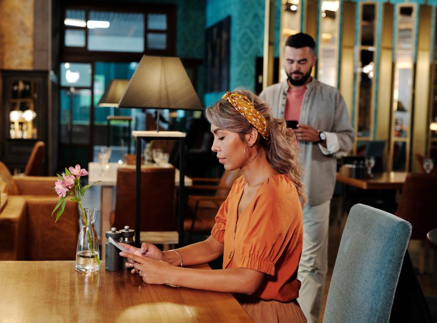 Online dating: starting a conversation on a niche platform