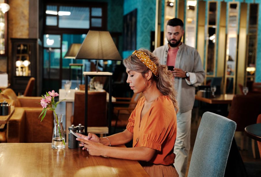 Online dating: starting a conversation on a niche platform