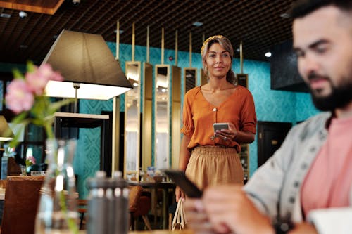 Femme En Chemise Orange à Col V Souriant