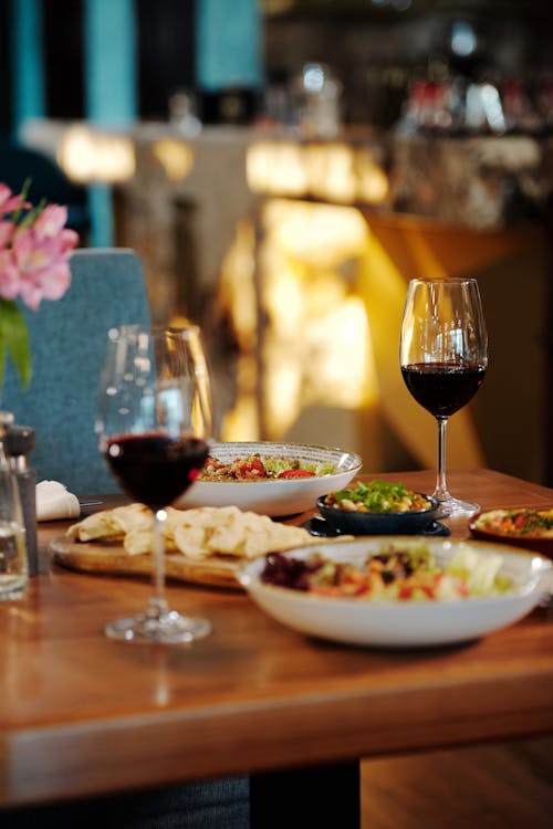 Verre à Vin Clair Avec Du Vin Rouge Sur La Table