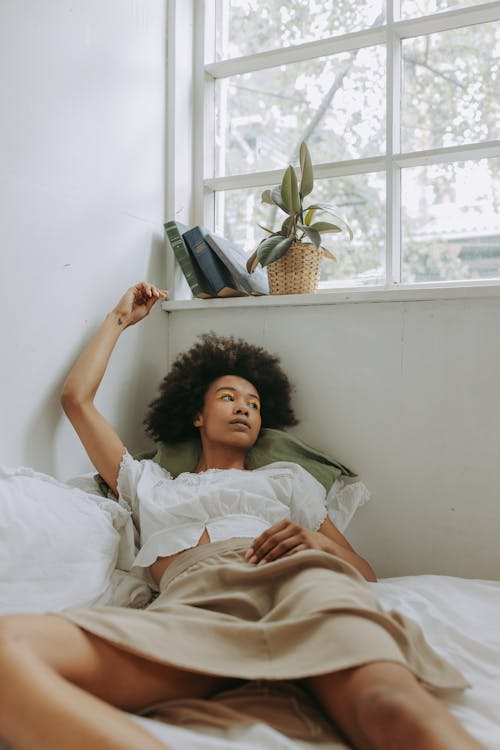 Kostenloses Stock Foto zu afro, bett, brünette