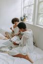 两个女人在室内放松，分享音乐，共度美好时光