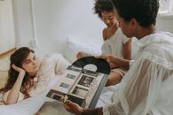 三个女人在舒适的卧室里用黑胶唱片分享音乐