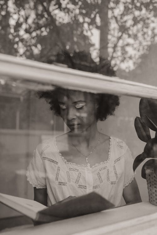 Ingyenes stockfotó ablak, afro-amerikai nő olvas, egyszínű témában