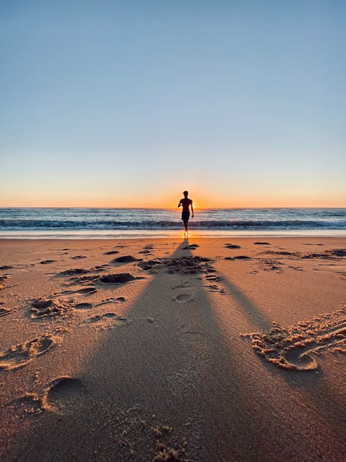 Foto profissional grátis de andando, areia, beira-mar