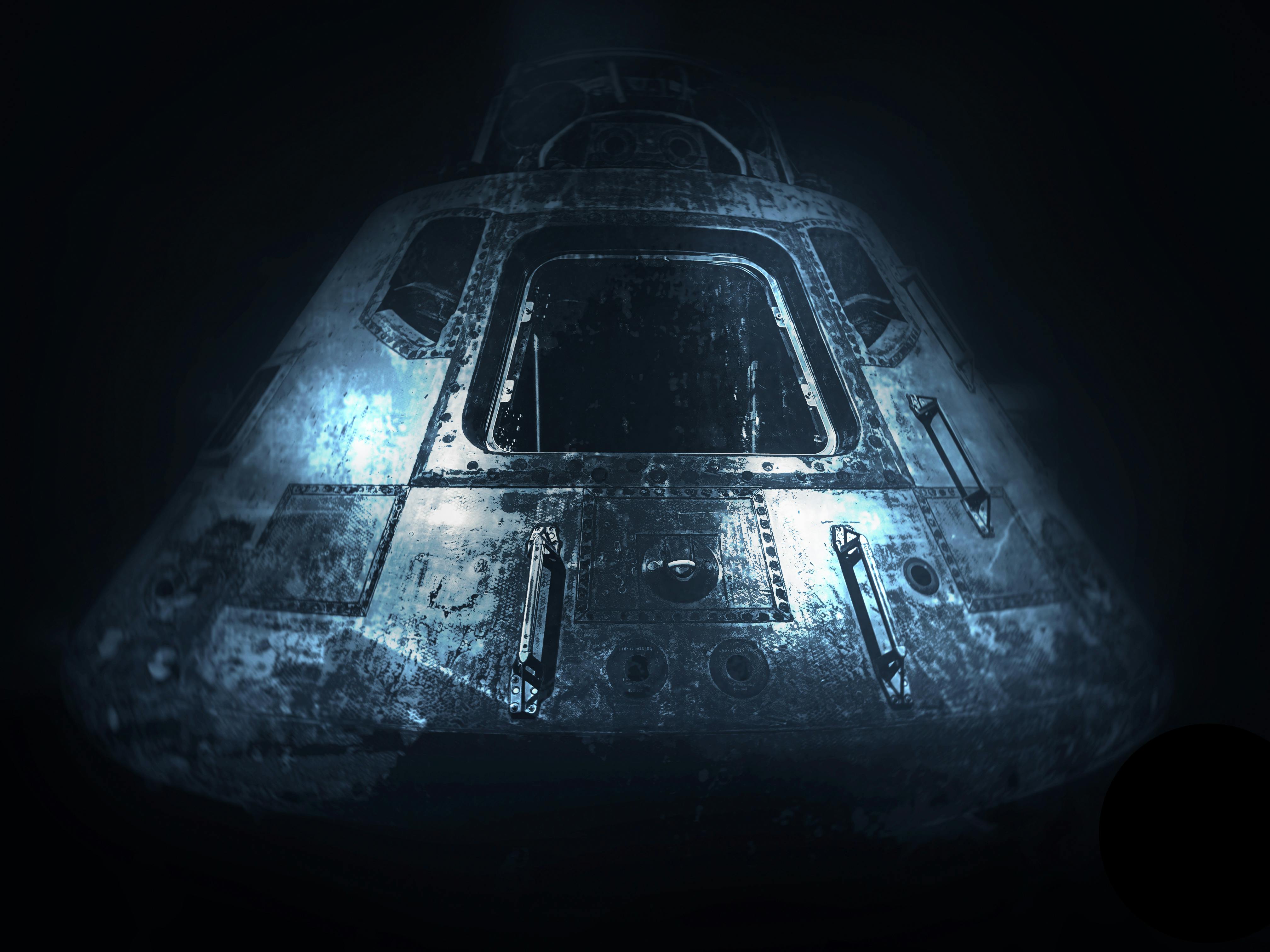 Eski bir uzay kapsülünü gösteren dramatik siyah beyaz fotoğraf