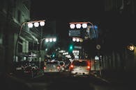 夜晚的城市街道上，汽车穿行，路灯明亮