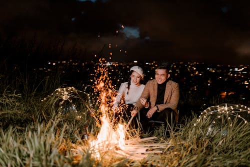 Foto profissional grátis de alegre, alto, ao ar livre