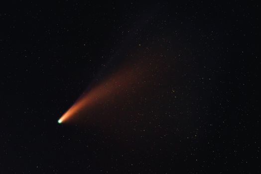 一颗充满活力的彗星拖着发光的尾巴穿越星空，展现了宇宙的奇观