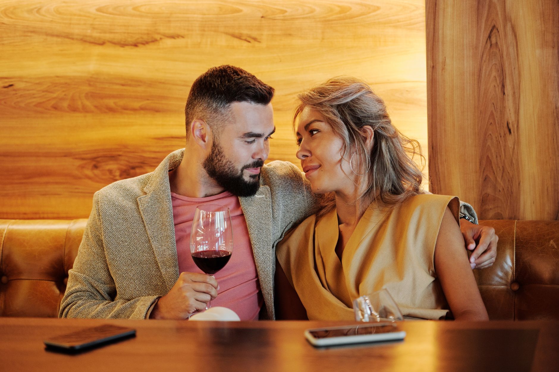 Person reading relationship signs checklist for narcissism quiz