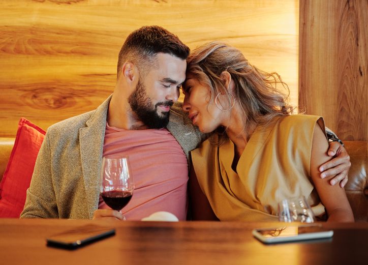 couple using dating app to find serious relationship