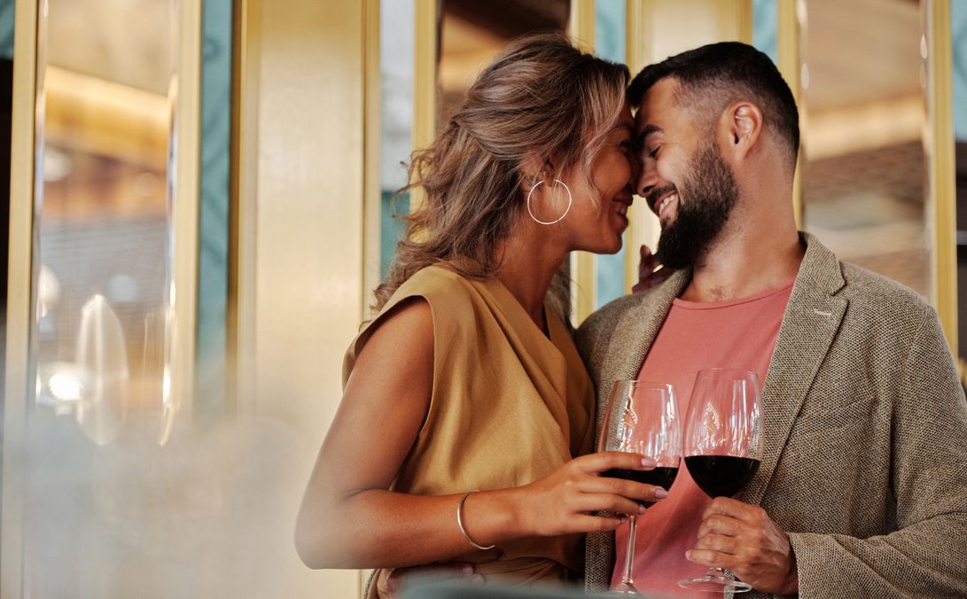 Online dating: starting a conversation on a niche platform