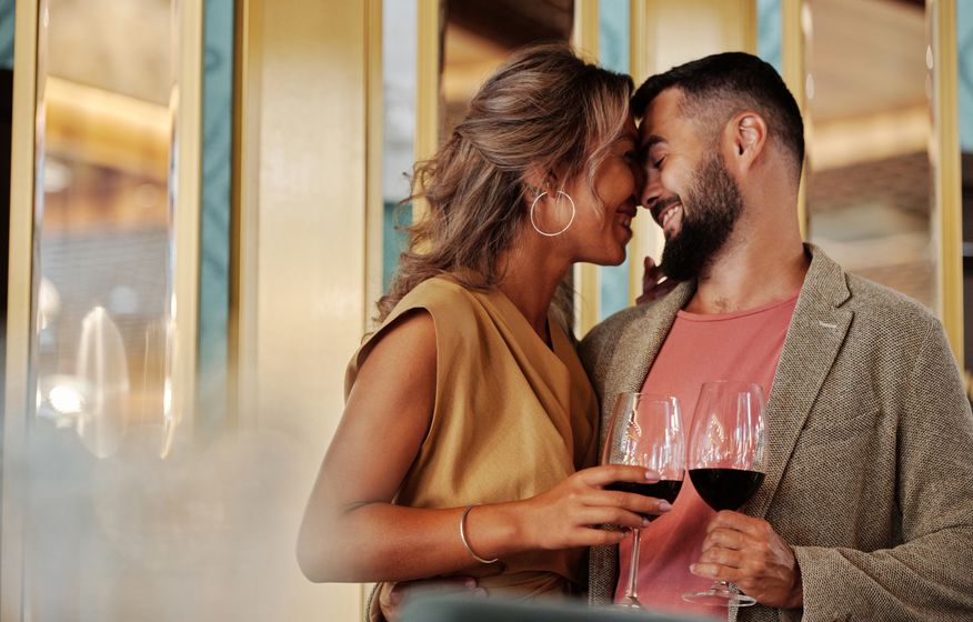 Online dating: starting a conversation on a niche platform